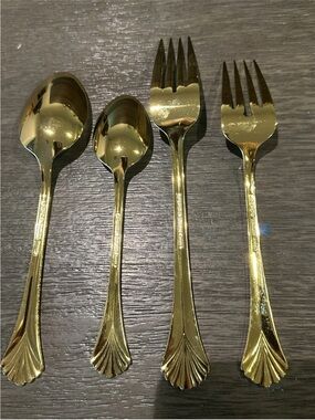 Rogers Gold-Tone Shell Handle Flatware Set - Forks & Spoons 8 each. 32 pieces